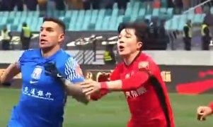  記者談海港后衛(wèi)明天：從津門虎到海港環(huán)境變了，他需主動(dòng)去適應(yīng)