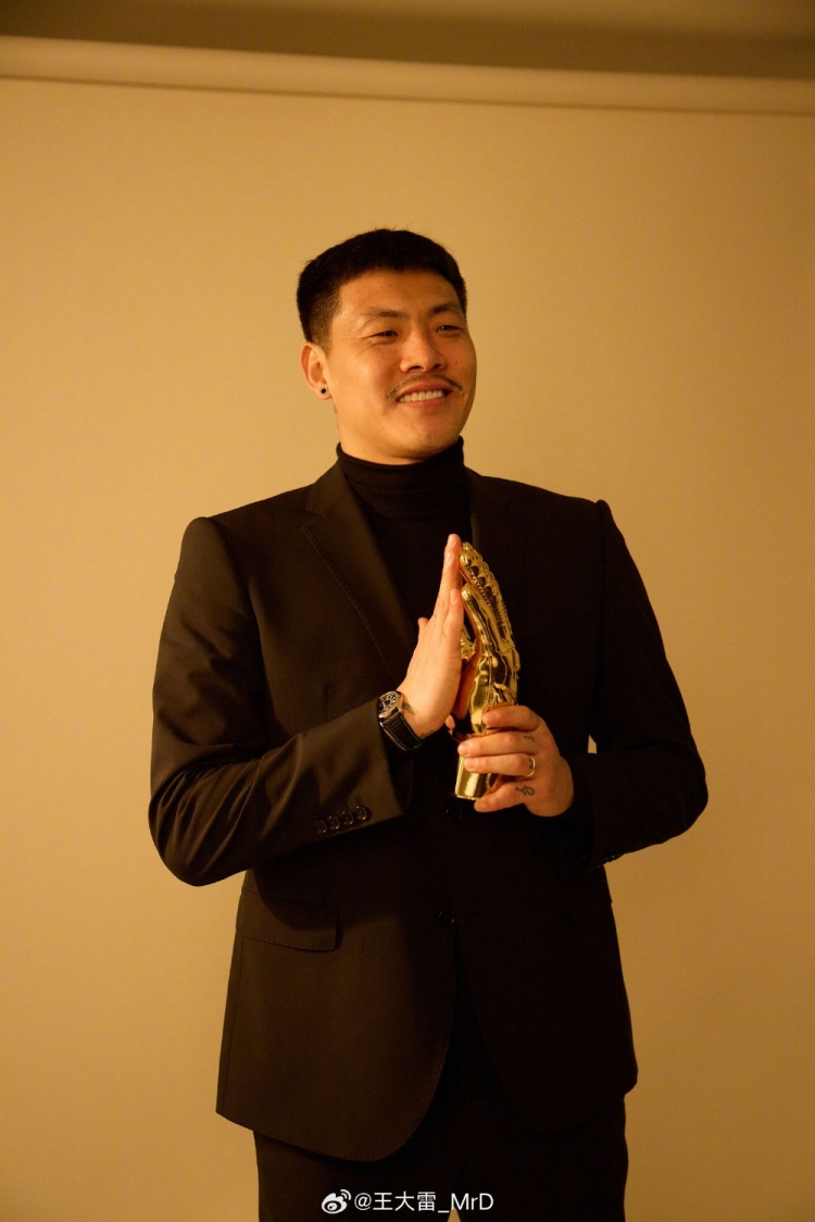  獲中國足球金手套獎，王大雷發(fā)文：既是榮譽也是鞭策自己的動力