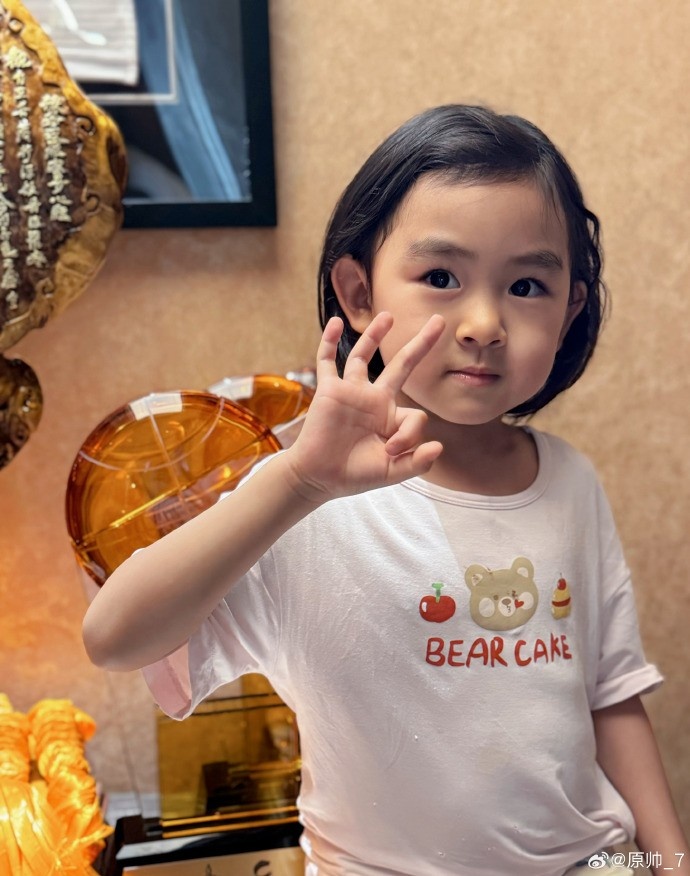  三分大賽三冠王！原帥曬三冠獎(jiǎng)杯：完成了女兒給安排的任務(wù)！