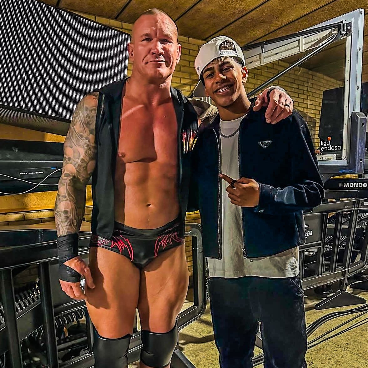  小心RKO！亞馬爾現(xiàn)場觀戰(zhàn)WWE，和奧爾頓、Triple H等合影