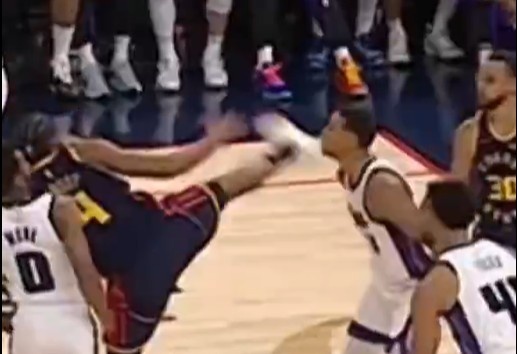 抬腳過高踢到了對手下巴！NBA官方：穆迪這一動(dòng)作被判1級惡犯