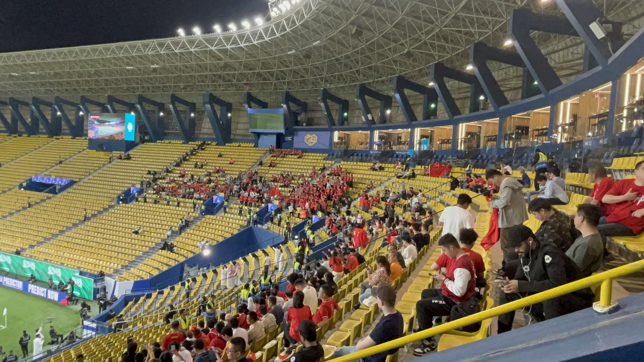  球票已售罄！中國球迷已經(jīng)入場，坐在球場上層沙特球迷區(qū)上方