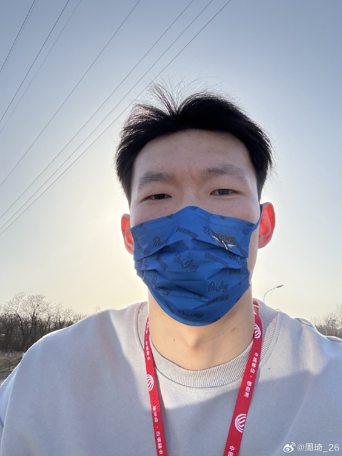  悠閑！周琦騎京牌電動(dòng)車出行：太陽(yáng)出來了 開京牌兜兜風(fēng)！