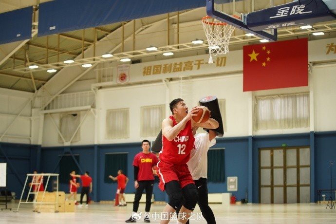  中國籃球之隊官博：大塊頭 大能量 祝李炎哲25歲生日快樂！