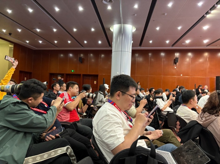  萬眾矚目！記者擠滿國足賽前新聞發(fā)布廳，賽場記者預(yù)計超300人