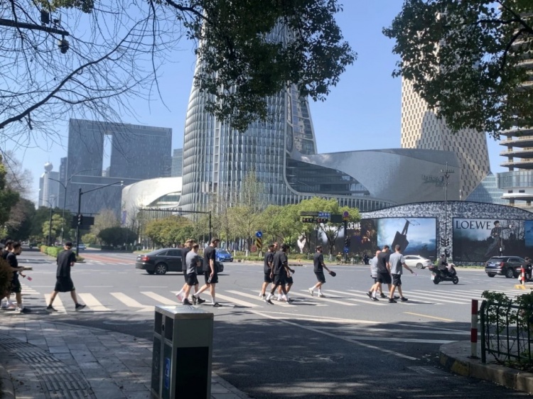  心態(tài)放松，有網(wǎng)友拍到澳大利亞隊(duì)早上在萬象城citywalk