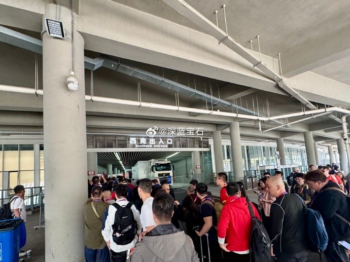  盛況空前！記者曬照：距離中澳之戰(zhàn)還有三小時(shí)，現(xiàn)場(chǎng)記者已超百名