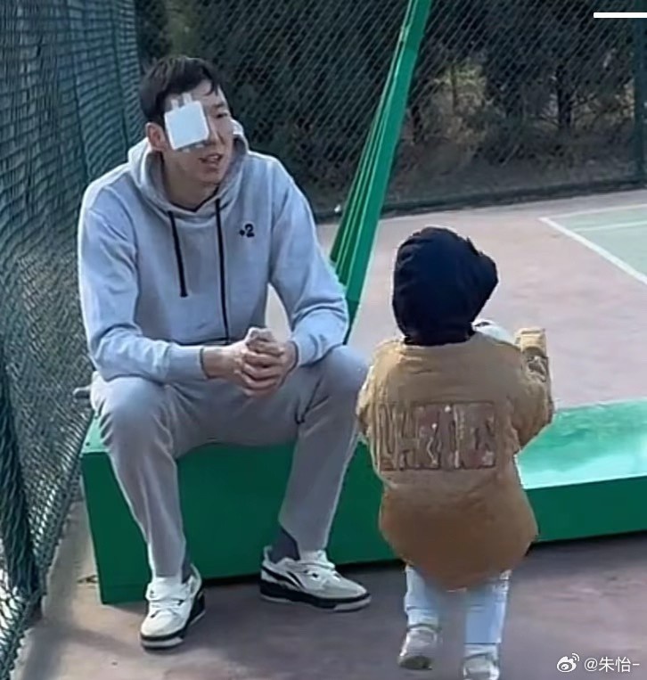 顧家好男人！記者曬出周琦手術(shù)后回歸家庭帶娃照片