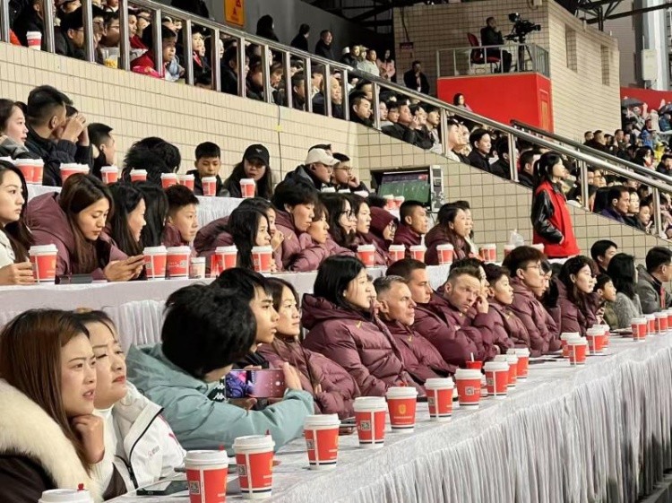  北青體育：中國女足現(xiàn)身中甲賽場，觀看重慶銅梁龍vs遼寧鐵人