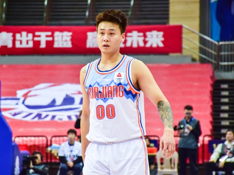  狀態(tài)不俗！趙睿半場(chǎng)9中4拿到15分5籃板