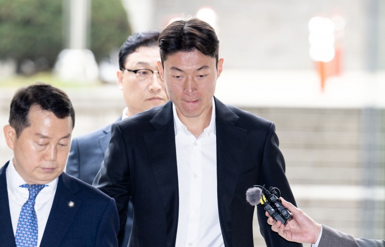  韓媒：庭審現(xiàn)場黃義助始終低頭雙手合十，判決后不停致歉